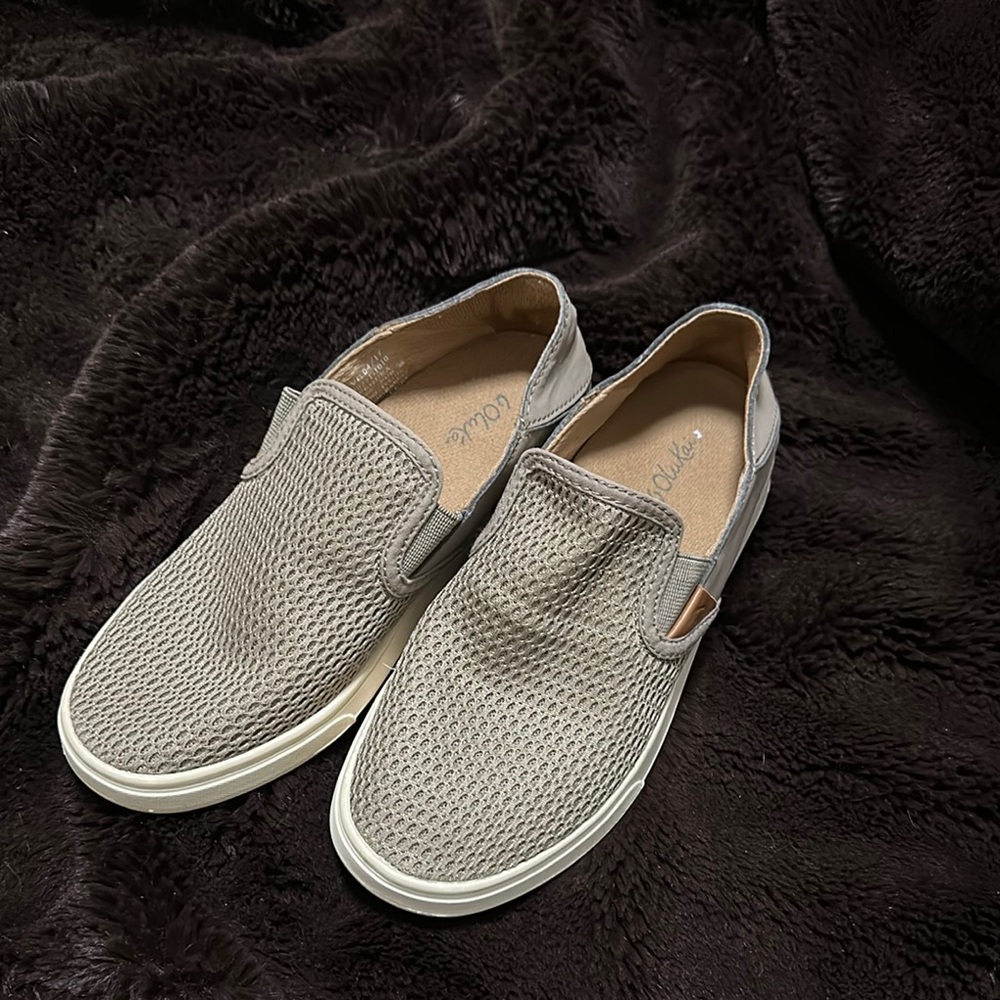 OluKai Pehuea Slip on size 6 Black and Tan